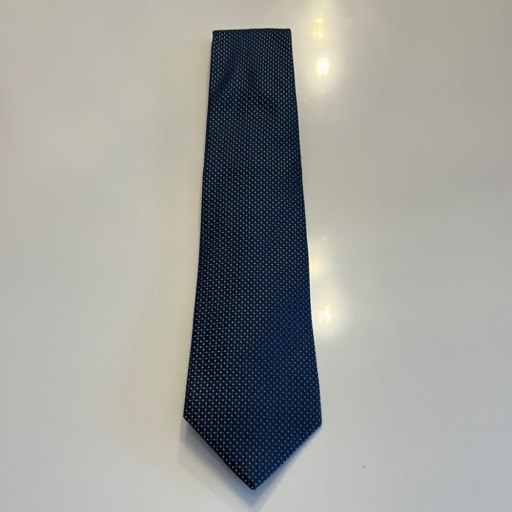 ✨ Saks Fifth Avenue Men’s Tie – Navy Blue Micro Dot Silk – Classic Style